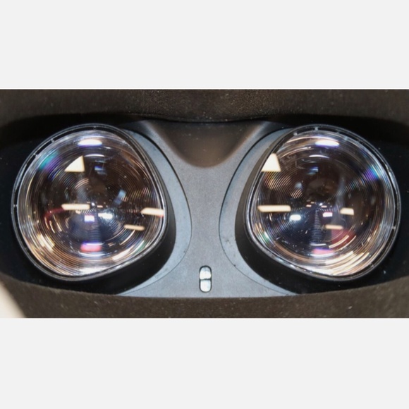 Meta Oculus Quest 2 With Controllers - Picture 5 of 14